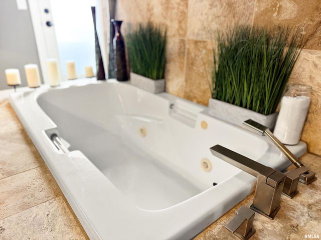 6105 N EAGLE BEND Court, Peoria, IL 61614