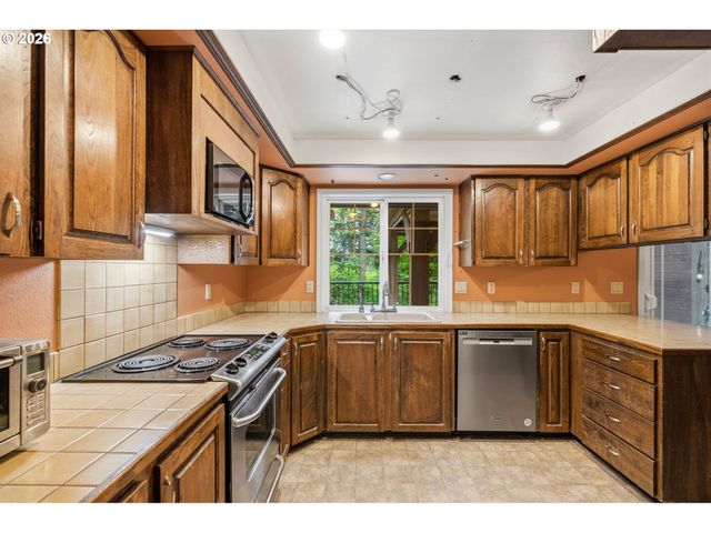 16532 S ARROWHEAD Dr, Oregon City, OR 97045