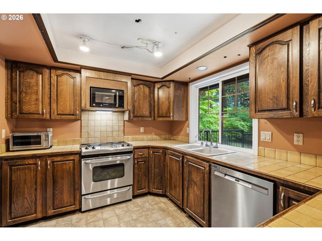 16532 S ARROWHEAD Dr, Oregon City, OR 97045