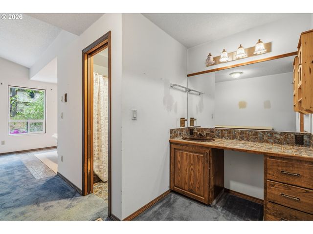 16532 S ARROWHEAD Dr, Oregon City, OR 97045