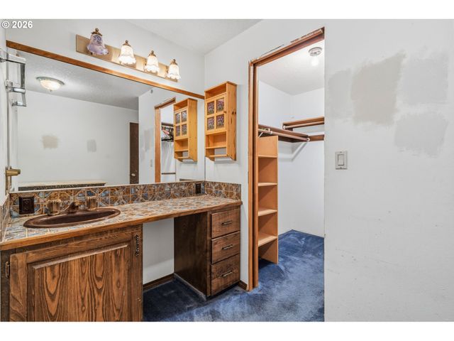 16532 S ARROWHEAD Dr, Oregon City, OR 97045