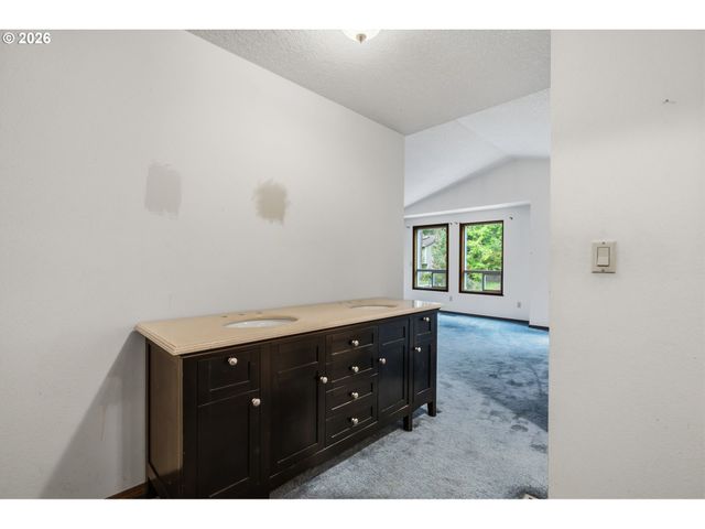 16532 S ARROWHEAD Dr, Oregon City, OR 97045