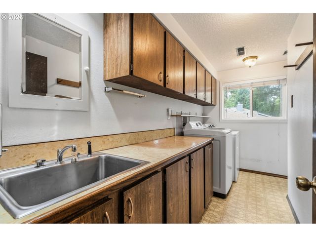 16532 S ARROWHEAD Dr, Oregon City, OR 97045