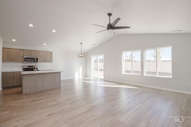 14092 Shiny Spruce St, Caldwell, ID 83607