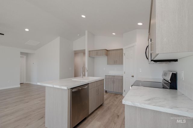 14092 Shiny Spruce St, Caldwell, ID 83607