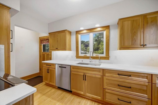 1305 S 124th STREET, Brookfield, WI 53005