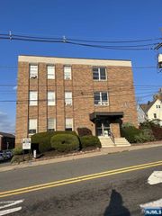 135 Fort Lee Road 207, Leonia, NJ 07605
