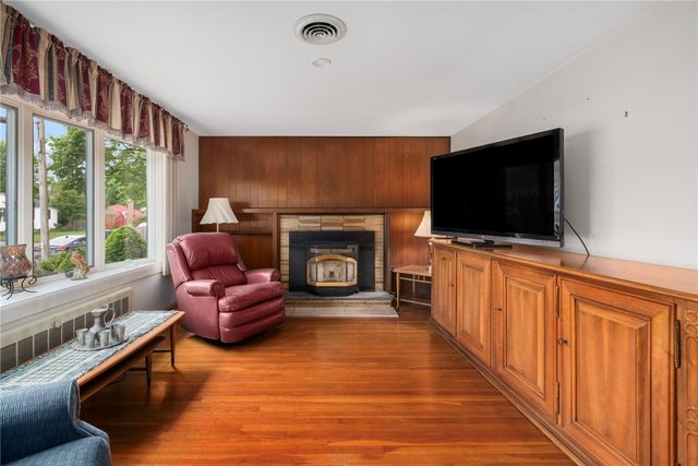 45 Barren Hill Drive, Warwick, RI 02886