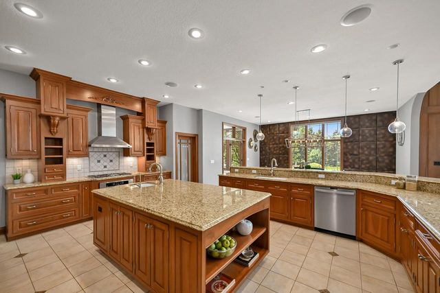 3277 N Canterbury LANE, Oconomowoc, WI 53066