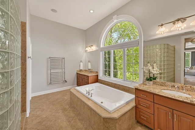 3277 N Canterbury LANE, Oconomowoc, WI 53066
