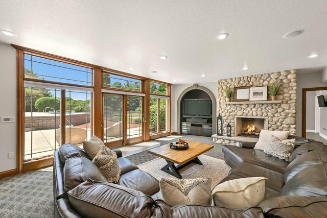 3277 N Canterbury LANE, Oconomowoc, WI 53066