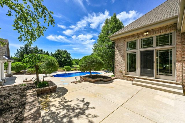 3277 N Canterbury LANE, Oconomowoc, WI 53066