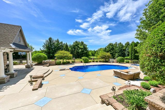 3277 N Canterbury LANE, Oconomowoc, WI 53066