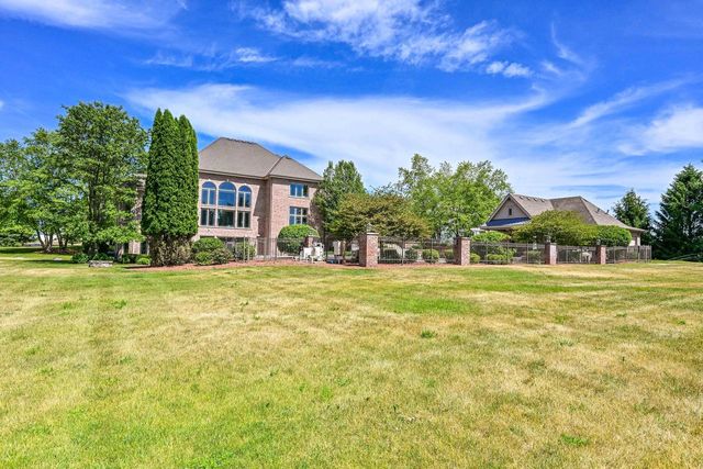 3277 N Canterbury LANE, Oconomowoc, WI 53066