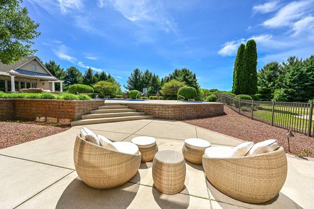 3277 N Canterbury LANE, Oconomowoc, WI 53066