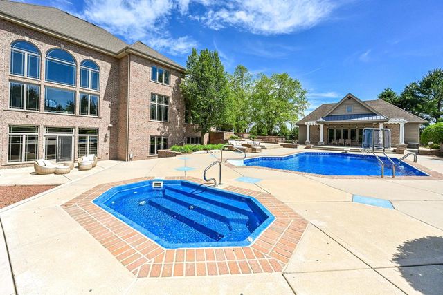 3277 N Canterbury LANE, Oconomowoc, WI 53066