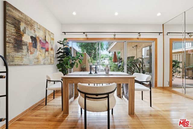 612 S Barrington Avenue 213, Los Angeles, CA 90049
