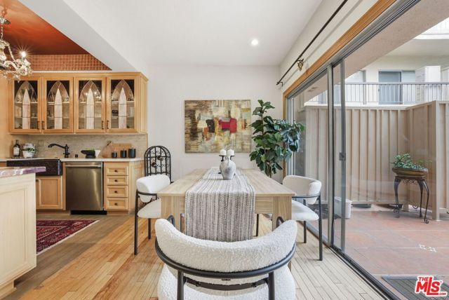 612 S Barrington Avenue 213, Los Angeles, CA 90049