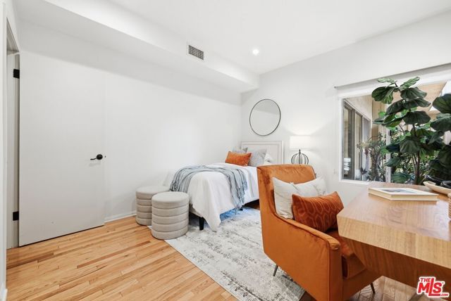 612 S Barrington Avenue 213, Los Angeles, CA 90049