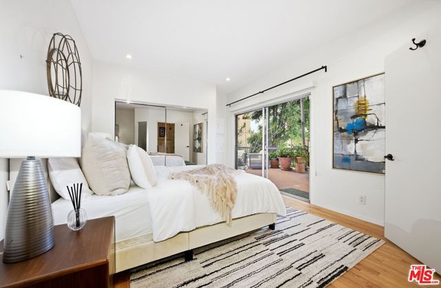 612 S Barrington Avenue 213, Los Angeles, CA 90049