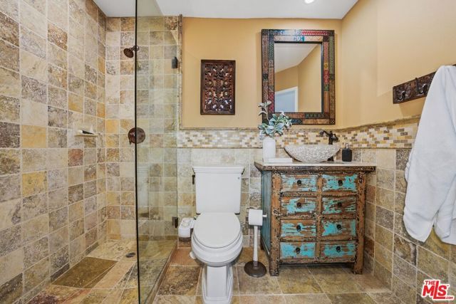 612 S Barrington Avenue 213, Los Angeles, CA 90049