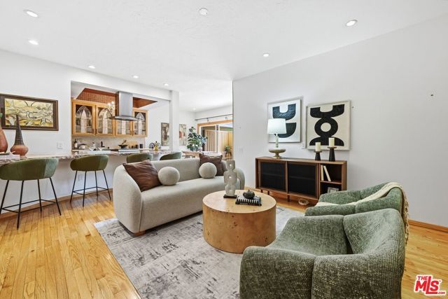 612 S Barrington Avenue 213, Los Angeles, CA 90049