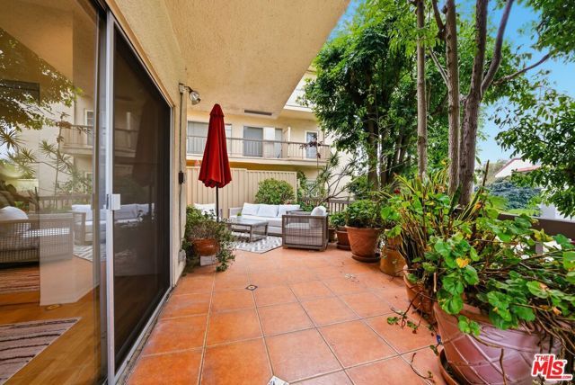 612 S Barrington Avenue 213, Los Angeles, CA 90049