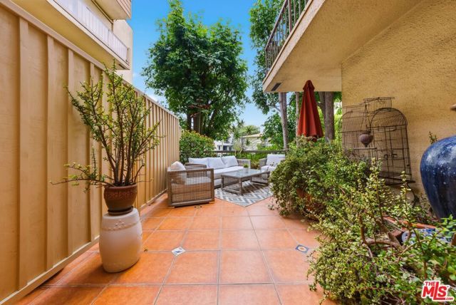 612 S Barrington Avenue 213, Los Angeles, CA 90049