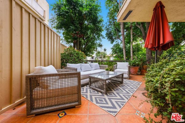 612 S Barrington Avenue 213, Los Angeles, CA 90049