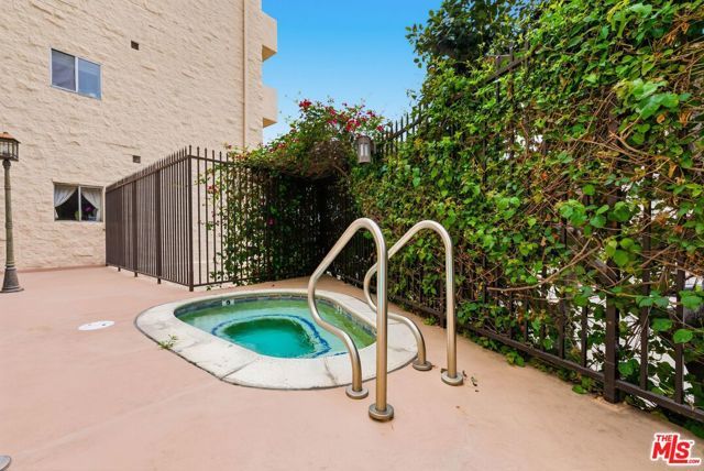 612 S Barrington Avenue 213, Los Angeles, CA 90049