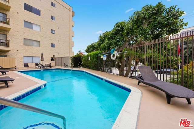 612 S Barrington Avenue 213, Los Angeles, CA 90049