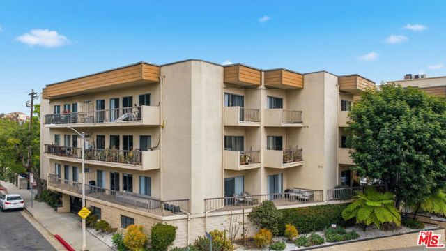612 S Barrington Avenue 213, Los Angeles, CA 90049
