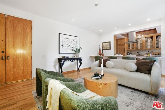 612 S Barrington Avenue 213, Los Angeles, CA 90049