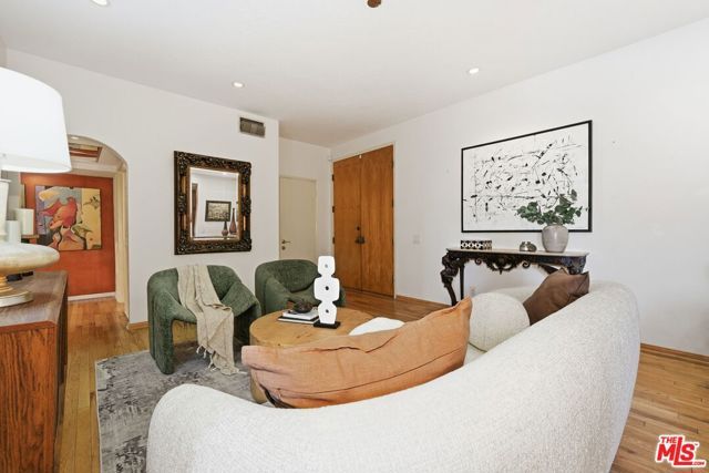 612 S Barrington Avenue 213, Los Angeles, CA 90049