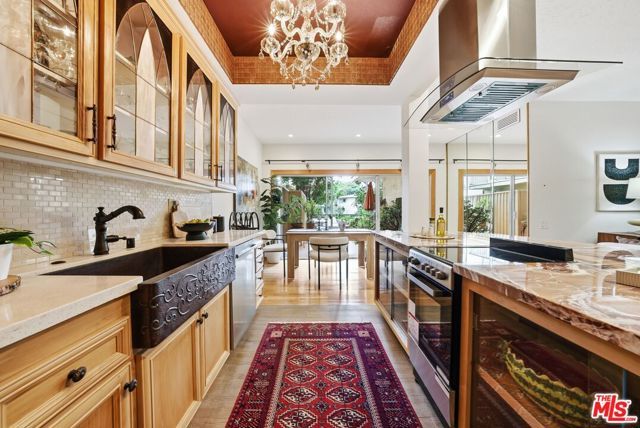 612 S Barrington Avenue 213, Los Angeles, CA 90049