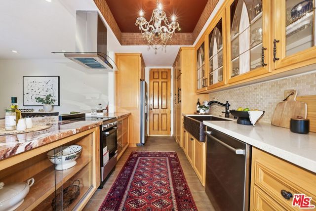 612 S Barrington Avenue 213, Los Angeles, CA 90049