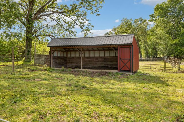 402 Lovers Ln, Lebanon, TN 37087