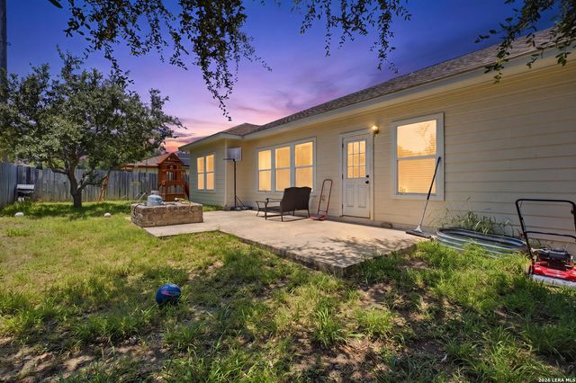 313 Howard Dr, Devine, TX 78016