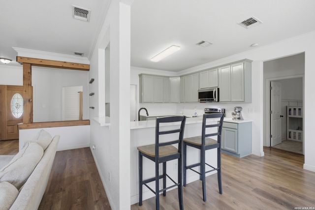 313 Howard Dr, Devine, TX 78016