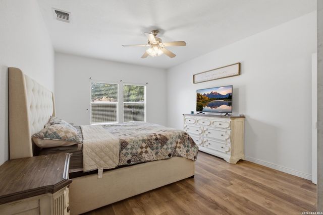 313 Howard Dr, Devine, TX 78016
