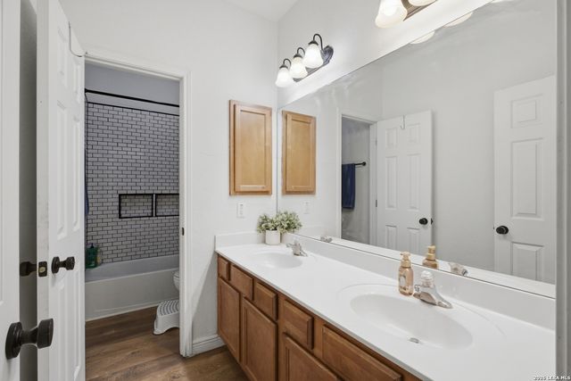 313 Howard Dr, Devine, TX 78016