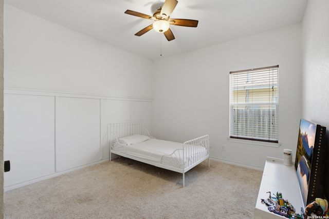 313 Howard Dr, Devine, TX 78016