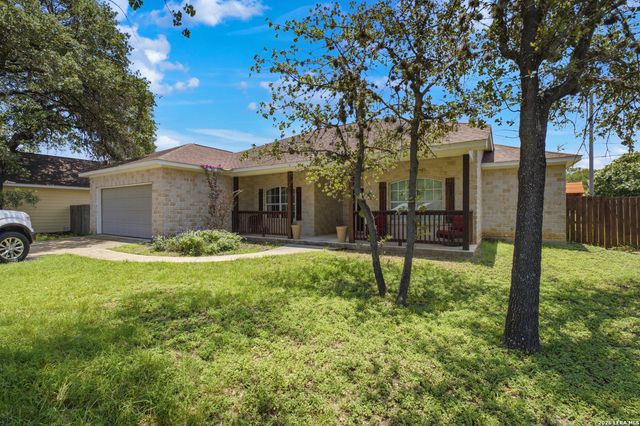 313 Howard Dr, Devine, TX 78016