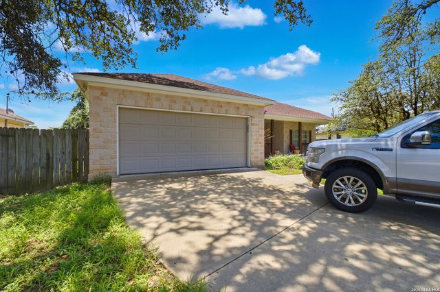 313 Howard Dr, Devine, TX 78016