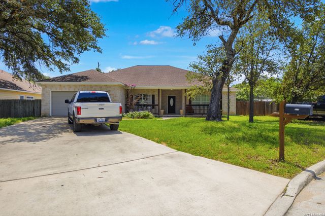 313 Howard Dr, Devine, TX 78016