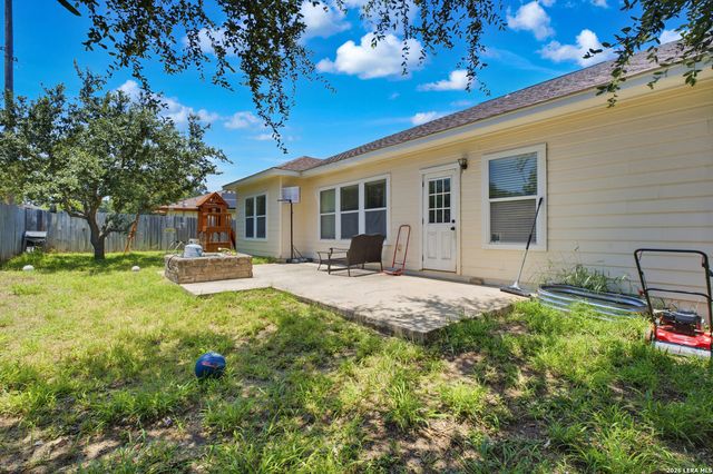 313 Howard Dr, Devine, TX 78016
