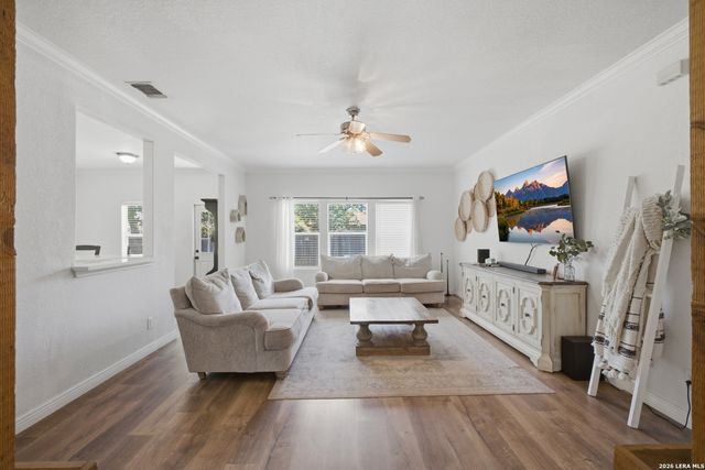 313 Howard Dr, Devine, TX 78016