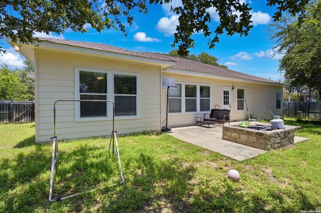 313 Howard Dr, Devine, TX 78016