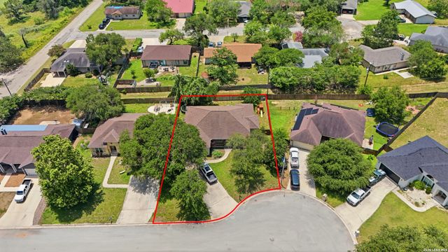 313 Howard Dr, Devine, TX 78016