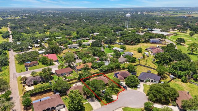 313 Howard Dr, Devine, TX 78016
